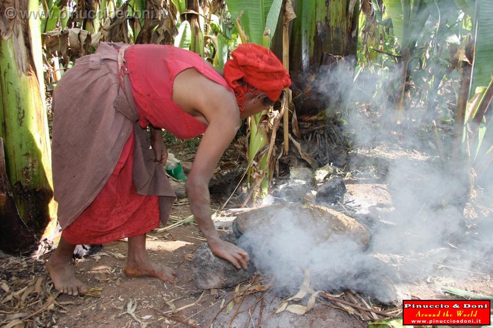 Ethiopia - Preparazione del kotcho pane tradizionale - 06.jpg